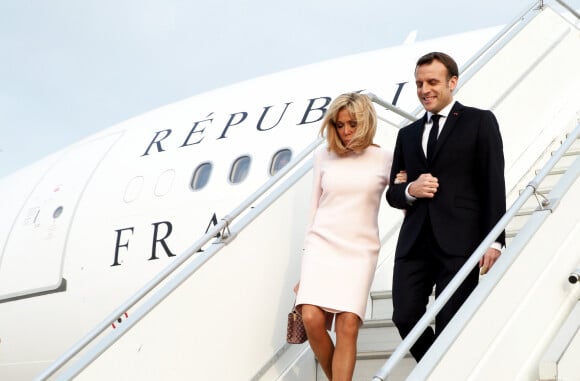 Brigitte Macron, Première dame et son mari Emmanuel Macron, président de la République française - Déplacement en Côte d'Ivoire - Arrivée du Président de la République et de sa femme à l'aéroport international Félix Houphouët Boigny à Abidjan le 20 décembre 2019. © Dominique Jacovides / Bestimage 