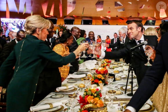 Brigitte Macron, Première dame et son mari Emmanuel Macron, président de la République française - Déplacement en Côte d'Ivoire - Dîner d'Etat offert par le président de la République de Côte d'Ivoire et sa femme en l'honneur du président de la République française et sa femme au Sofitel Hôtel Ivoire à Abidjan le 21 décembre 2019. © Dominique Jacovides / Bestimage 