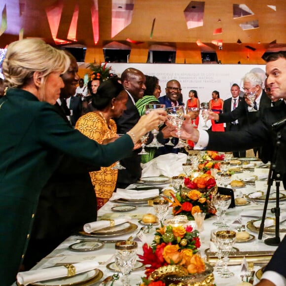 Brigitte Macron, Première dame et son mari Emmanuel Macron, président de la République française - Déplacement en Côte d'Ivoire - Dîner d'Etat offert par le président de la République de Côte d'Ivoire et sa femme en l'honneur du président de la République française et sa femme au Sofitel Hôtel Ivoire à Abidjan le 21 décembre 2019. © Dominique Jacovides / Bestimage 