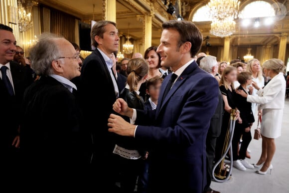 Jean-Michel Macron, Sébastien Auzière avec sa femme Christelle et leurs enfants Camille et Paul, Emmanuel Macron, Laurence Auzière-Jourdan, Brigitte Macron - Cérémonie d'investiture du président de la République, Emmanuel Macron au Palais de l'Elysée à Paris le 7 Mai 2022, suite à sa réélection le 24 avril dernier. © Dominique Jacovides/Bestimage 