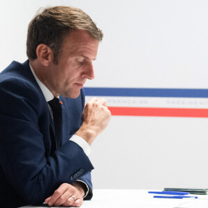 Le président de la République française, Emmanuel Macron lors d'une vidéoconférence avec la Premiere ministre néo-zélandaise depuis le fort de Brégançon, à Bormes-Les-Mimosas, France, le 14 mai 2021, à l'occasion du deuxième anniversaire de "l'appel de Christchurch" contre les contenus terroristes et extrémistes en ligne. © Clément Mahoudeau/Pool/Bestimage 