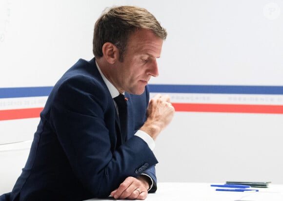 Le président de la République française, Emmanuel Macron lors d'une vidéoconférence avec la Premiere ministre néo-zélandaise depuis le fort de Brégançon, à Bormes-Les-Mimosas, France, le 14 mai 2021, à l'occasion du deuxième anniversaire de "l'appel de Christchurch" contre les contenus terroristes et extrémistes en ligne. © Clément Mahoudeau/Pool/Bestimage 