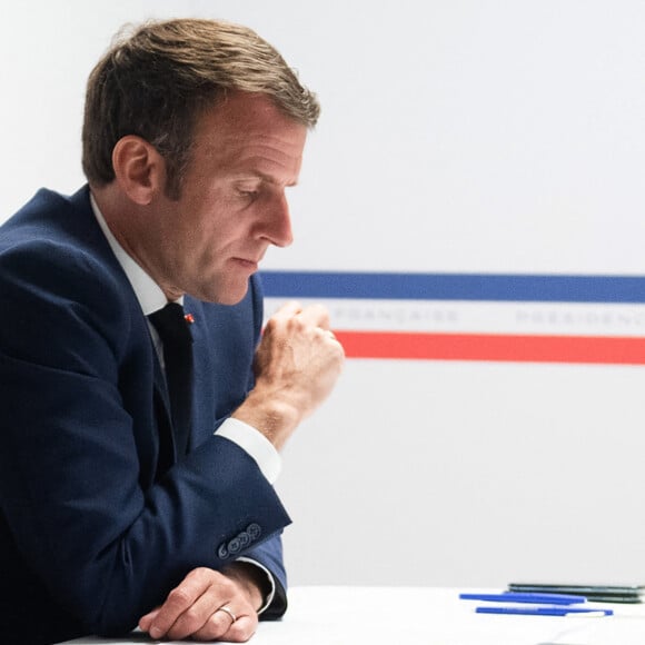 Le président de la République française, Emmanuel Macron lors d'une vidéoconférence avec la Premiere ministre néo-zélandaise depuis le fort de Brégançon, à Bormes-Les-Mimosas, France, le 14 mai 2021, à l'occasion du deuxième anniversaire de "l'appel de Christchurch" contre les contenus terroristes et extrémistes en ligne. © Clément Mahoudeau/Pool/Bestimage 