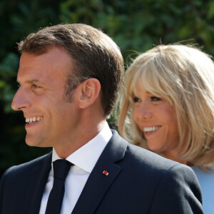 Alors que les Jeux Olympiques de Paris battent leur plein, Emmanuel et Brigitte Macron profitent actuellement du fort de Brégançon en famille.
Le président de la République française Emmanuel Macron et sa femme la Première Dame Brigitte Macron à Bormes-les-Mimosas, France, le 19 août 2019.