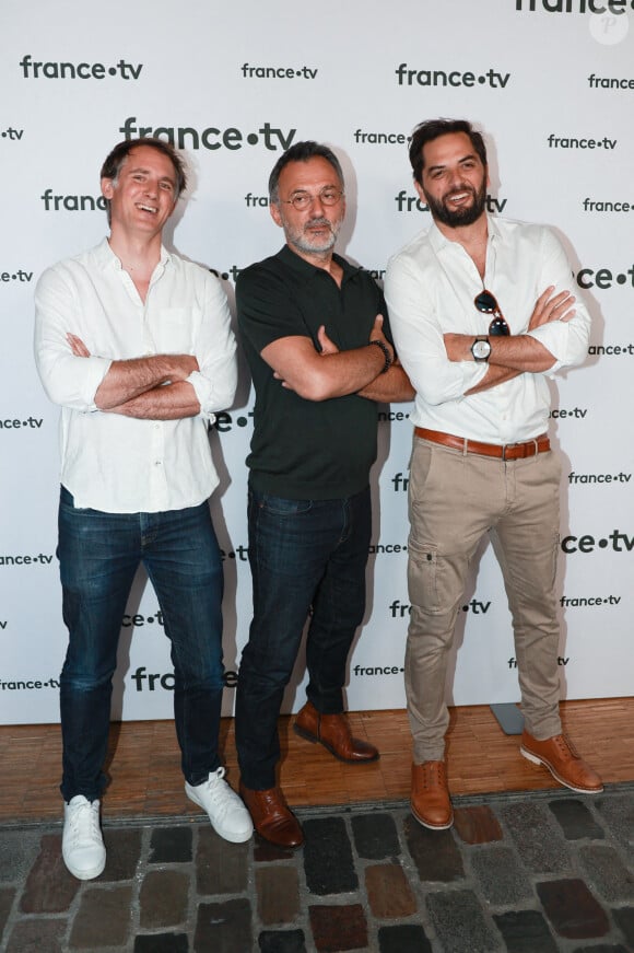 Après des rumeurs insistantes sur le sujet
Raphaël de Casabianca, Frédéric Lopez et Diego Buñuel assistent à la conférence de presse de France Télévision le 6 juillet 2022 à Paris. Nasser Berzane/ABACAPRESS.COM