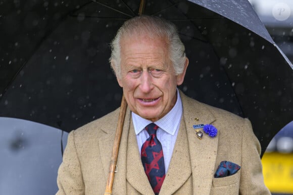 Très souriant lors de cette journée, le père de William et d'Harry serait en réalité souvent très fatigué par son traitement et sa santé inquièterait grandement le palais.
Le roi Charles III d'Angleterre assiste aux Jeux des Highlands de Mey. 