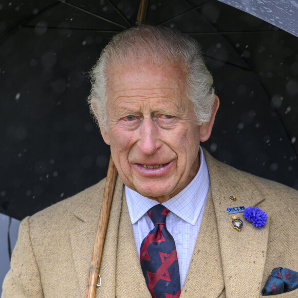 Très souriant lors de cette journée, le père de William et d'Harry serait en réalité souvent très fatigué par son traitement et sa santé inquièterait grandement le palais.
Le roi Charles III d'Angleterre assiste aux Jeux des Highlands de Mey. 