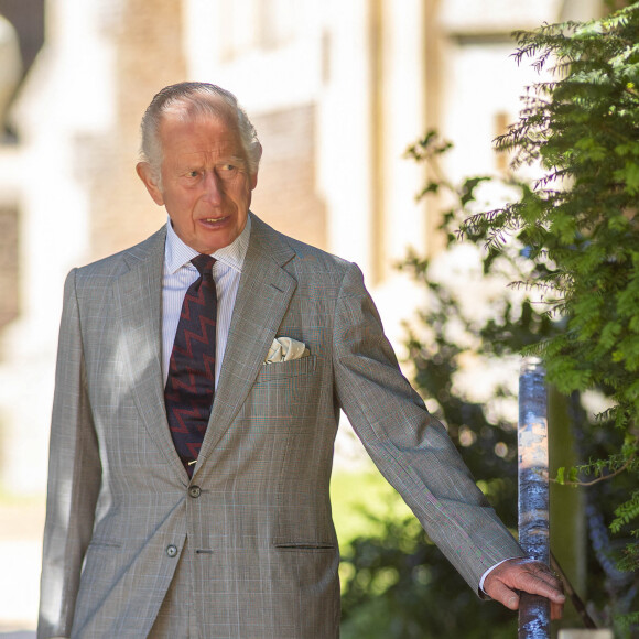 "Charles fait un travail magnifique pour lutter contre son cancer, mais il n'est toujours pas rétabli. Il arrive fantastiquement à bien gérer pour donner l'impression que tout va bien"
Le roi Charles III d'Angleterre, assiste à la messe du dimanche à l'église Sainte-Marie-Madeleine de Sandringham, le 28 juillet 2024. © Julien Burton / Bestimage 