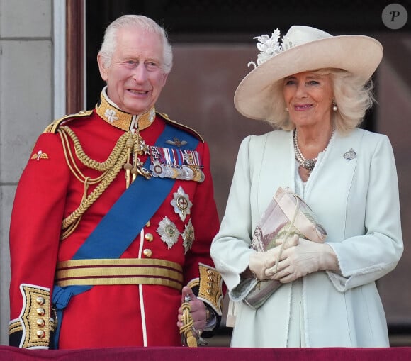 Le roi Charles III d'Angleterre et la reine consort Camilla - Les membres de la famille royale britannique au balcon du Palais de Buckingham lors de la parade militaire "Trooping the Colour" à Londres le 15 juin 2024 © Julien Burton / Bestimage 