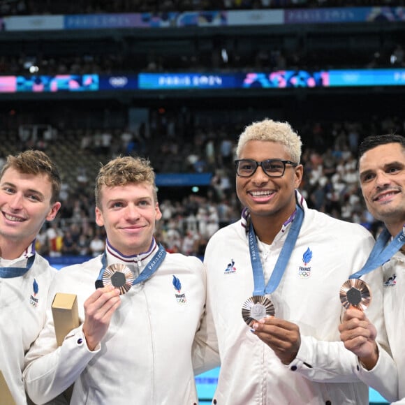 Les médaillés de bronze Yohann Ndoye-Brouard, Léon Marchand, Maxime Grousset et Florent Manaudou posent après la cérémonie de remise des médailles de natation à l'issue de la finale du relais 4x100m 4 nages masculin, le 4 août 2024. Eliot Blondet/ABACAPRESS.COM