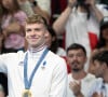 Auprès du "Parisien", Léon Marchand se confie sur cette nouvelle vie difficile à gérer.
Léon Marchand de l'équipe de France pose avec sa médaille d'or après avoir remporté la finale du 400m quatre nages individuel masculin lors de la deuxième journée des Jeux Olympiques Paris 2024, le 28 juillet 2024. David Nivière/ABACAPRESS.COM