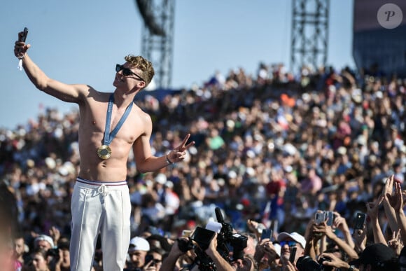 Le médaillé d'or français en natation Léon Marchand arrive alors que les fans accueillent les champions au Parc des Champions au Trocadéro, pendant les Jeux Olympiques de Paris 2024, le 6 août 2024. Firas Abdullah/ABACAPRESS.COM