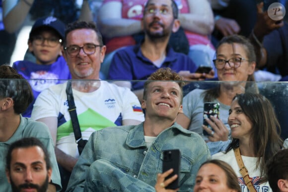 Léon Marchand dans les tribuens du match de basketball opposant les Américains aux Brésiliens, en quarts de finale, le 6 août 2024. Mickael Chavet/ZUMA Press Wire).