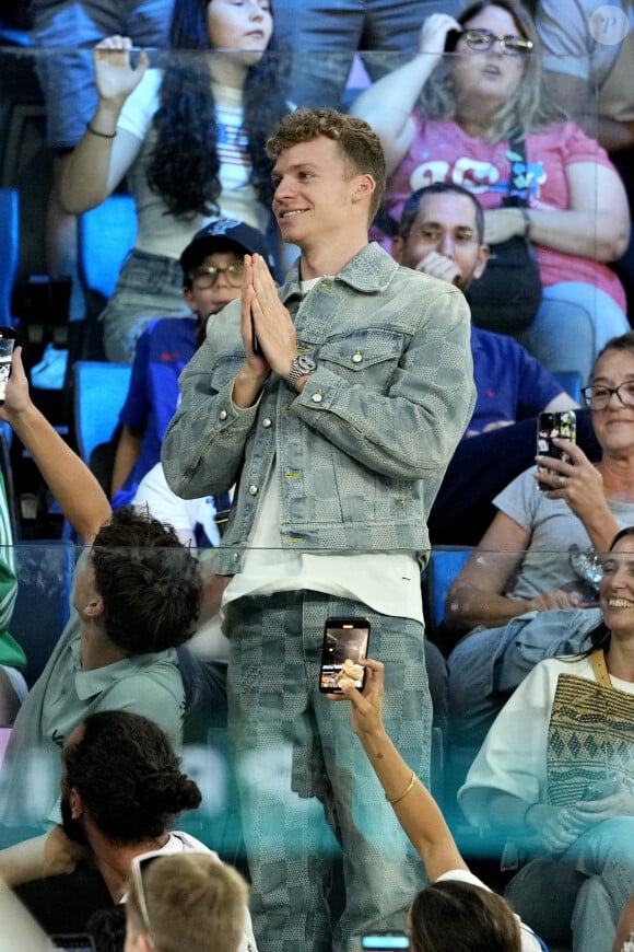 Avec 4 médailles d'or et 1 médaille de bronze à son actif, le champion est le roi incontesté de ces Olympiades.
Léon Marchand regarde la deuxième mi-temps du quart de finale de basket-ball masculin entre les États-Unis et le Brésil lors des Jeux Olympiques d'été de Paris 2024 à l'Accor Arena le, 6 août 2024. Kyle Terada/USA Today Sports/SPUS/ABACAPRESS.COM