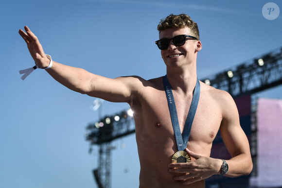 Le médaillé d'or français en natation Léon Marchand arrive alors que les fans accueillent les champions au Parc des Champions au Trocadéro, pendant les Jeux Olympiques de Paris 2024, le 6 août 2024. Firas Abdullah/ABACAPRESS.COM