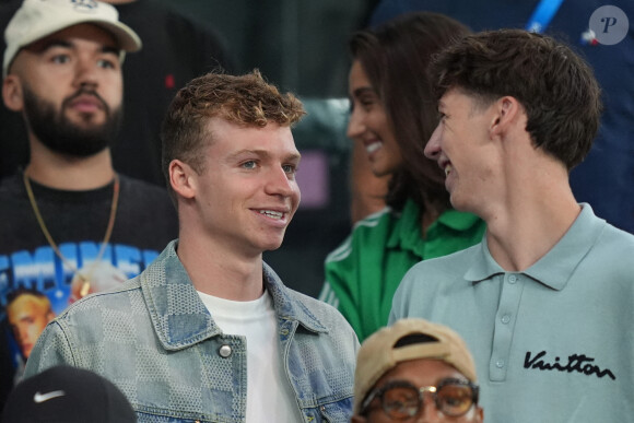 Réservé, pudique, fuyant les polémiques, le nageur a taclé celles à ''deux balles'' qui ont émergé ces derniers jours.
Le nageur français Léon Marchand assiste en tant que spectateur aux quarts de finale de basket-ball entre les USA et le Brésil. Marcus Brandt/DPA/ABACAPRESS.COM