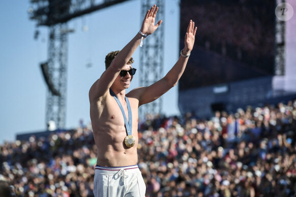 Le médaillé d'or français en natation Léon Marchand arrive alors que les fans accueillent les champions au Parc des Champions au Trocadéro, pendant les Jeux Olympiques de Paris 2024, le 6 août 2024. Firas Abdullah/ABACAPRESS.COM