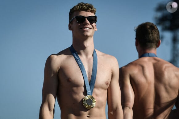 Le médaillé d'or français en natation Léon Marchand arrive alors que les fans accueillent les champions au Parc des Champions au Trocadéro, pendant les Jeux Olympiques de Paris 2024, le 6 août 2024. Firas Abdullah/ABACAPRESS.COM