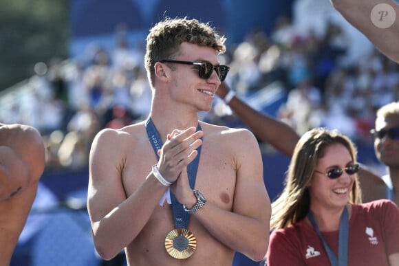 Le médaillé d'or français en natation Léon Marchand arrive alors que les fans accueillent les champions au Parc des Champions au Trocadéro, pendant les Jeux Olympiques de Paris 2024, le 6 août 2024. Firas Abdullah/ABACAPRESS.COM