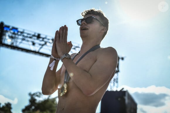 Inconnu il y a encore 15 jours, le nageur est devenu une star planétaire.
Le médaillé d'or français en natation Léon Marchand arrive alors que les fans accueillent les champions au Parc des Champions au Trocadéro, le 6 août 2024. Firas Abdullah/ABACAPRESS.COM