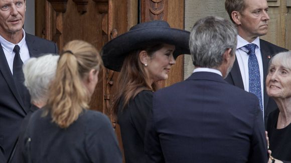 Mary de Danemark blessée au visage, elle tente de cacher son pansement : la cause de sa blessure révélée