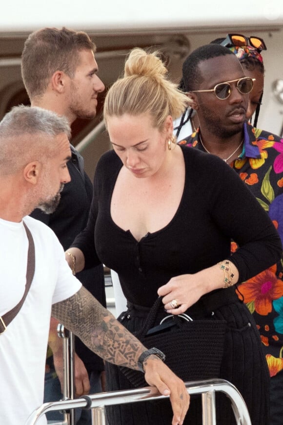 Une confirmation que la chanteuse est donc bien engagée officiellement avec Rich Paul.
Adele et son compagnon Rich Paul quittent le yacht de Jay Schottenstein à Porto Cervo en Sardaigne, le 23 juillet 2022. 