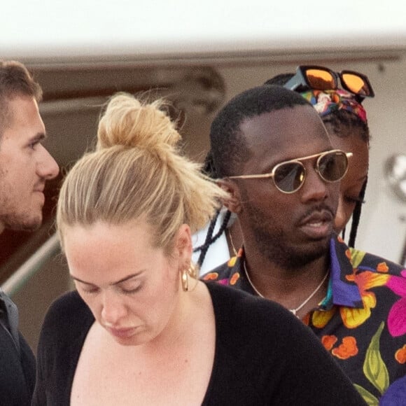 Une confirmation que la chanteuse est donc bien engagée officiellement avec Rich Paul.
Adele et son compagnon Rich Paul quittent le yacht de Jay Schottenstein à Porto Cervo en Sardaigne, le 23 juillet 2022. 