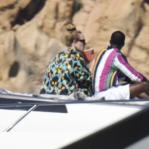 Selon People, Adele et le fondateur du Klutch Sports Group (âgé de 42 ans) - qui se fréquentent depuis 2021 - se sont secrètement fiancés le mois dernier. 
La chanteuse Adele et son compagnon Rich Paul se détendent sur un yacht avec des amis pendant leurs vacances à Porto Cervo, Italie, le 19 juillet 2022. 