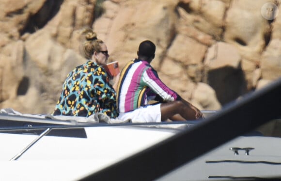 Selon People, Adele et le fondateur du Klutch Sports Group (âgé de 42 ans) - qui se fréquentent depuis 2021 - se sont secrètement fiancés le mois dernier. 
La chanteuse Adele et son compagnon Rich Paul se détendent sur un yacht avec des amis pendant leurs vacances à Porto Cervo, Italie, le 19 juillet 2022. 