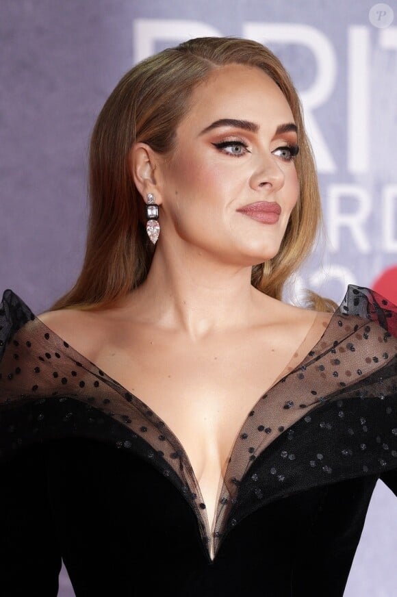 La chanteuse, âgée de 36 ans, a annoncé à ses fans qu'elle allait se marier et a montré sa bague en diamant lors d'un concert à Munich vendredi 9 août 2024.
La chanteuse Adele a remporté le prix du meilleur album, de la chanson de l'année et d'artiste de l'année lors de la cérémonie des Brit Awards 2022 à L'O2 à Londres le 8 février 2022. 