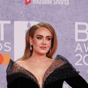 La chanteuse Adele a remporté le prix du meilleur album, de la chanson de l'année et d'artiste de l'année lors de la cérémonie des Brit Awards 2022 à L'O2 à Londres le 8 février 2022. 