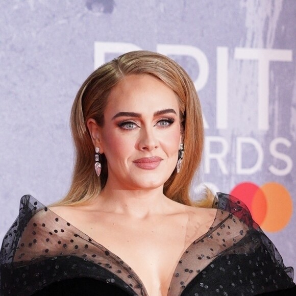 La chanteuse Adele a remporté le prix du meilleur album, de la chanson de l'année et d'artiste de l'année lors de la cérémonie des Brit Awards 2022 à L'O2 à Londres le 8 février 2022. 