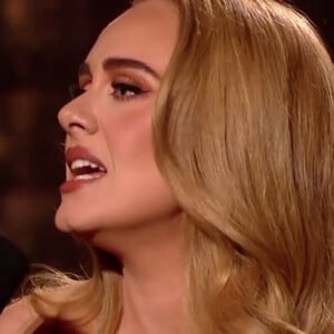 La chanteuse Adele interprète "I drink wine" sur la scène des Brit Awards 2022 à l'O2 à Londres 