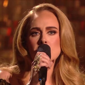 La chanteuse Adele interprète "I drink wine" sur la scène des Brit Awards 2022 à l'O2 à Londres 