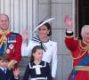 Le prince George, le prince Louis, la princesse Charlotte, le prince William, prince de Galles, Catherine Kate Middleton, princesse de Galles, le roi Charles III d'Angleterre, la reine consort Camilla - Les membres de la famille royale britannique au balcon du Palais de Buckingham lors de la parade militaire "Trooping the Colour" à Londres le 15 juin 2024 © Julien Burton / Bestimage