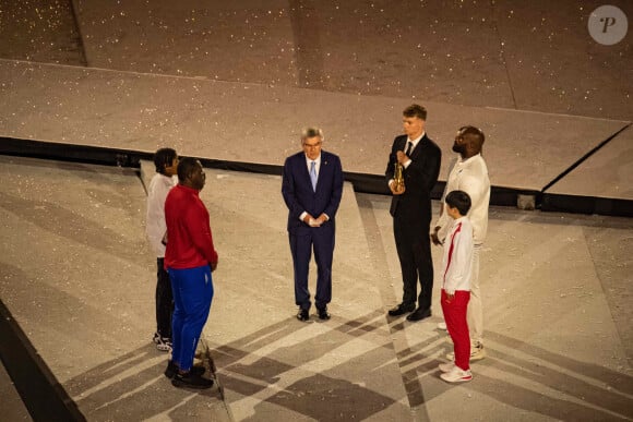 Thomas Bach, Président du Comité international olympique, Leon Marchand, Teddy Riner lors de la cérémonie de clôture des Jeux Olympiques de Paris 2024 au stade de France à Saint-Denis, le 11 août 2024. © Baptiste Autissier / Panoramic / Bestimage