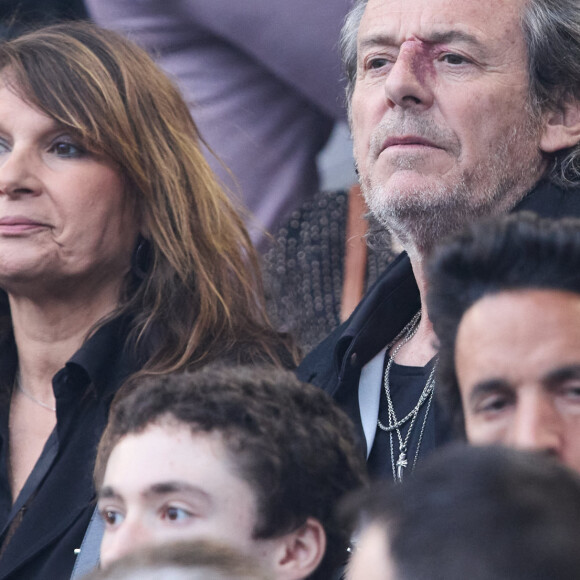 L'animateur a donc récupéré un petit chaton avec sa compagne Nathalie
Jean-Luc Reichmann et sa femme Nathalie Lecoultre - Célébrités dans les tribunes du match de Ligue 1 Uber Eats "PSG-Toulouse" (1-3) au Parc des Princes à Paris le 12 mai 2024. © Cyril Moreau/Bestimage