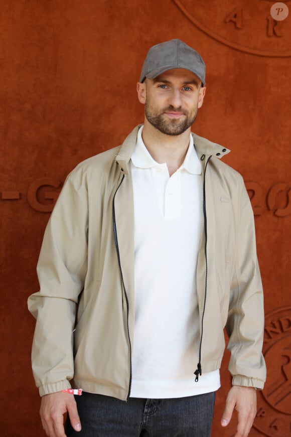 Sauf que pour les internautes, ce n'est sans aucun doute Francois Alu.
François Alu au village (jour 14) lors des Internationaux de France de Tennis de Roland Garros 2022 à Paris, France, le 4 juin 2022. © Dominique Jacovides/Bestimage