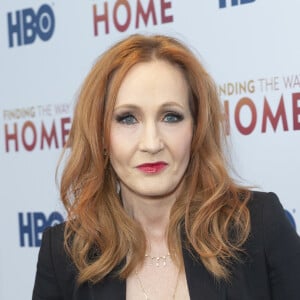 Parmi elles, l'écrivaine anglaise, J. K. Rowling
 
(info : la boxeuse Imane Khelif dépose plainte pour cyberharcèlement, Elon Musk et J.K. Rowling cités) - Info - J.K Rowling accusée de transphobie - J.K Rowling - Première de Finding the Way Home à New York le 11 décembre 2019.