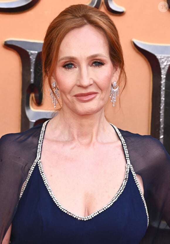 (info : la boxeuse Imane Khelif dépose plainte pour cyberharcèlement, Elon Musk et J.K. Rowling cités) - J. K. Rowling à la première du film "Fantastic Beasts: The Secrets of Dumbledore" à Londres, le 29 mars 2022.