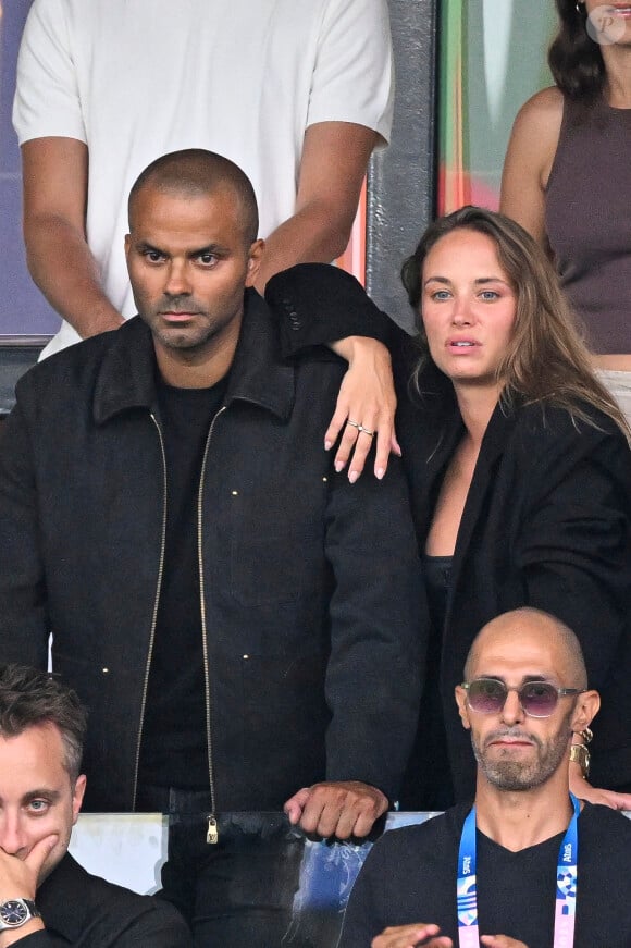 Tony Parker et sa nouvelle compagne Agathe Teyssier lors de la finale qui oppose la France à l’Espagne pour les Jeux Olympiques au Parc des Princes à Paris, le 9 aout 2024. © Jacovides-Perusseau/Bestimage