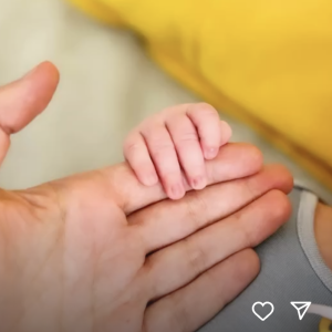 L'image ne met en avant que la main de l'animateur tenu par celle toute petite de son bébé. "Plus bel été", écrit-il.
Cyril Féraud partage une photo avec son bébé Tim sur Instagram