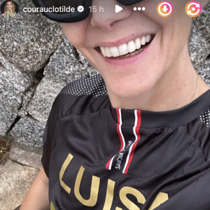 On peut découvrir que la famille s'est habillée avec un maillot de football au nom de Luisa avec le chiffre 18 (référence à son âge).
Clotilde Courau et Emmanuel Philibert de Savoie, Instagram