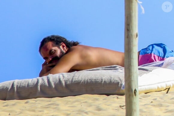 Bahia, BRESIL - EXCLUSIF - L'ancien joueur des Chicago Bulls Joakim Noah et le mannequin brésilien Laís Ribeiro ont été vus en train de prendre le soleil à Trancoso, Bahia, profitant des plages pittoresques du Brésil. Sur la photo : Joakim Noah, Laís Ribeiro