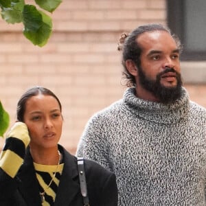 Exclusif - Joakim Noah et sa femme Lais Ribeiro se promènent à New York, le 23 mai 2023.