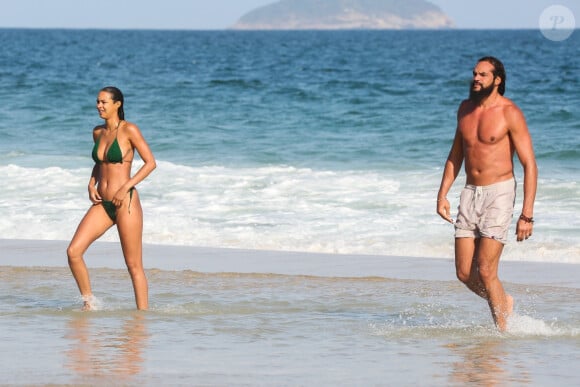 Exclusif - Prix spécial - L'ancien basketteur professionnel Joakim Noah et sa femme Lais Ribeiro (l'ange de Victoria's Secret) se baignent sur la plage de Rio de Janeiro au Brésil le 2 aout 2022.