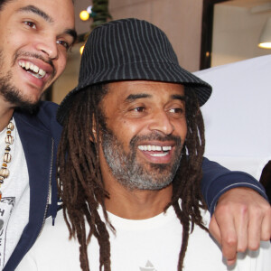 Le fils de Yannick Noah, Joakim, va accueillir un bébé à l'automne.
Info - Joakim Noah prend sa retraite à 36 ans - Info - Yannick Noah fêtera ses 60 ans le 18 mai - Info - Yannick Noah fêtera ses 60 ans le 18 mai - Archives - Yannick Noah et son fils Joakim Noah à Paris