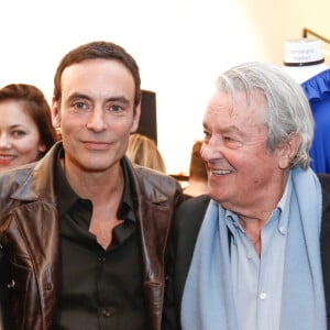 Exclusif - Alain Delon avec ses petites filles Loup et Liv et son fils Anthony Delon - Lancement de la marque de vêtements de cuir "Anthony Delon 1985" chez Montaigne Market à Paris. Le 7 mars 2017 © Philippe Doignon / Bestimage 