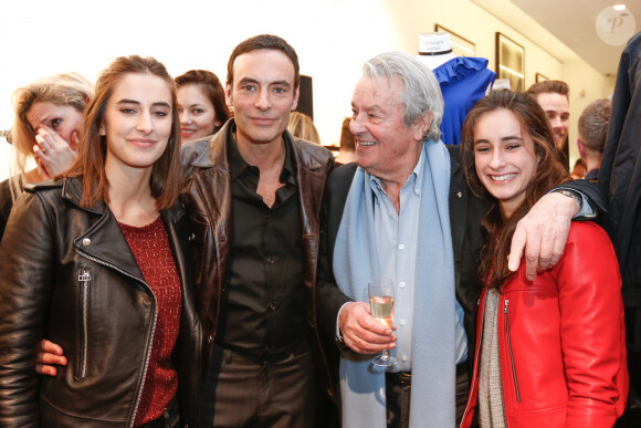 Exclusif - Alain Delon avec ses petites filles Loup et Liv et son fils Anthony Delon - Lancement de la marque de vêtements de cuir "Anthony Delon 1985" chez Montaigne Market à Paris. Le 7 mars 2017 © Philippe Doignon / Bestimage 