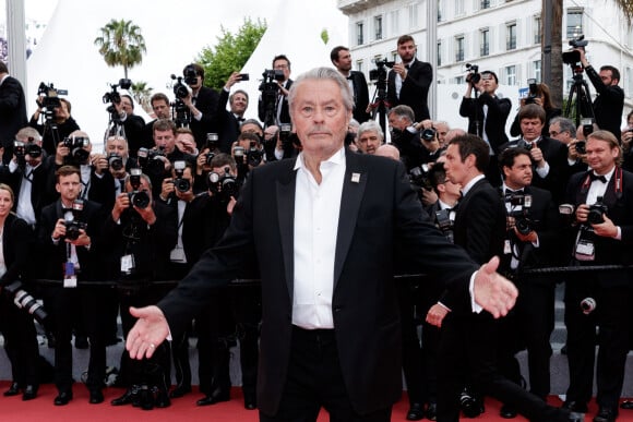 Alain Delon (avec un badge Paris Match d'une ancienne couverture du magazine titrant "Alain Delon, mes deux amours, Rosalie et Anouchka) - Montée des marches du film "A Hidden Life" lors du 72ème Festival International du Film de Cannes. Le 19 mai 2019 © Jacovides-Moreau / Bestimage 